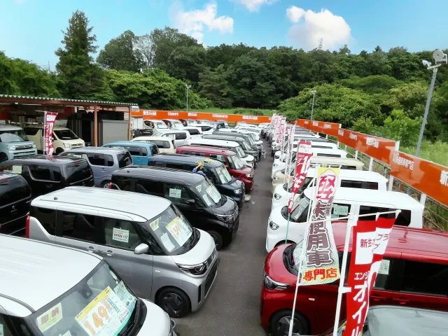 新生オート飯能の軽自動車展示場の様子